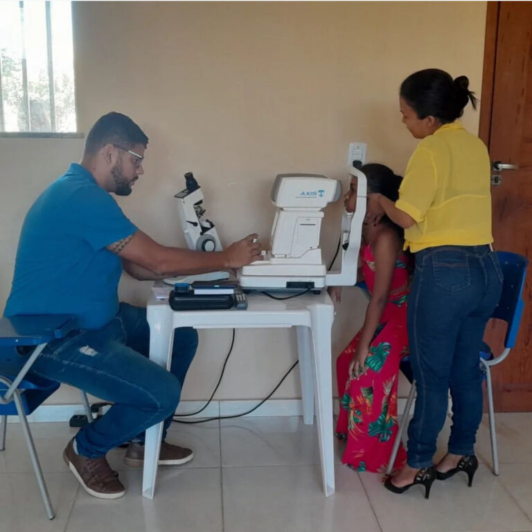 A Ação Social de Consultas Oftalmológicas no Bairro Santa Catarina oferece atendimento gratuito à comunidade, promovendo saúde ocular, diagnóstico precoce e acesso a óculos para quem precisa. A iniciativa fortalece a inclusão e melhora a qualidade de vida dos moradores, com solidariedade e cuidado.