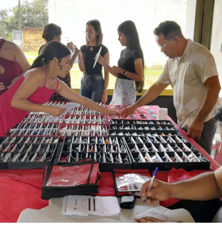 A Escolha de Óculos é um momento especial, onde os beneficiados têm acesso a armações gratuitas e personalizadas, garantindo conforto, estilo e melhor qualidade de vida.