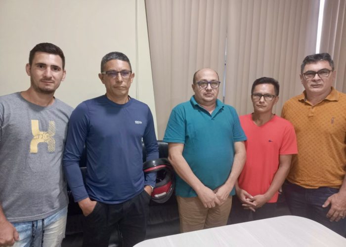 Comissão formada por moradores do Bairro Santa Catarina se reuniram com presidente da câmara Sergio Leal. A comissão formada por alguns moradores do Bairro Santa Catarina estiveram na Câmara municipal para uma reunião com o presidente da casa vereador Sérgio Leal, onde foi pautado sobre a paralisação da obra do bairro Santa Catarina.